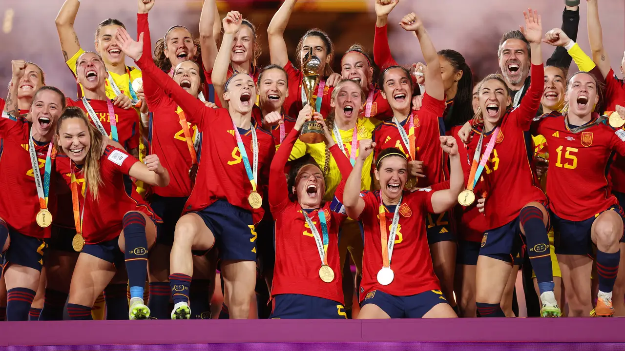 La selección femenina levanta la Copa del Mundo La selección femenina levanta la Copa del Mundo