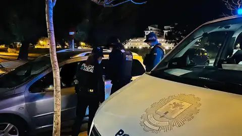 Imagen de archivo de una patrulla de la Policía Local de Alcúdia junto a la Guardia Civil Imagen de archivo de una patrulla de la Policía Local de Alcúdia junto a la Guardia Civil