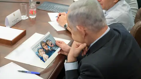 El primer ministro de Israel, Benjamin Netanyahu, este martes en la Oficina del Primer Ministro en Jerusalén, donde se reúne con representantes de los foros Gevura y Tikva . EFE/Ma'ayan Toaf El primer ministro de Israel, Benjamin Netanyahu, este martes en la Oficina del Primer Ministro en Jerusalén, donde se reúne con representantes de los foros Gevura y Tikva . EFE/Ma'ayan Toaf