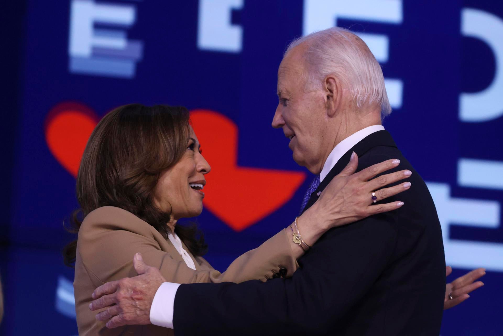 Biden recibe una abrumadora ovación en la convención demócrata y pasa el testigo a Harris Biden recibe una abrumadora ovación en la convención demócrata y pasa el testigo a Harris