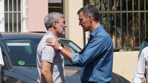 Imagen de archivo del presidente del Gobierno, Pedro S&aacute;nchez (d), y del de Canarias, Fernando Clavijo (i). EFE/ Ram&oacute;n de La Rocha