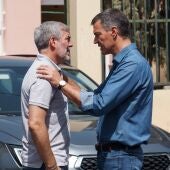 Imagen de archivo del presidente del Gobierno, Pedro Sánchez (d), y del de Canarias, Fernando Clavijo (i). EFE/ Ramón de La Rocha