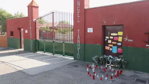 Velas y flores en homenaje ante el polideportivo Ángel Tardío en Mocejón Velas y flores en homenaje ante el polideportivo Ángel Tardío en Mocejón