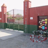 Velas y flores en homenaje ante el polideportivo Ángel Tardío en Mocejón