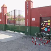 Velas y flores en homenaje ante el polideportivo Ángel Tardío en Mocejón Velas y flores en homenaje ante el polideportivo Ángel Tardío en Mocejón