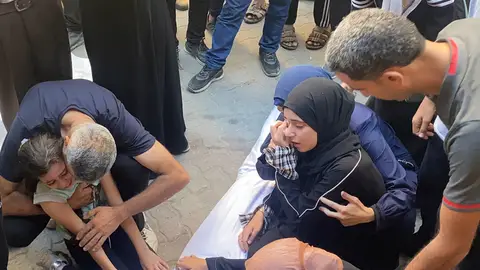 Palestinos llorando el cuerpo de uno de los cadáveres después de un ataque israelí Palestinos llorando el cuerpo de uno de los cadáveres después de un ataque israelí