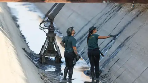 La Guardia Civil rastrea el canal de Mocejón La Guardia Civil rastrea el canal de Mocejón