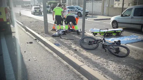 El ciclistas accidentado es atendido por las asistencias sanitarias en el lugar en el que fue arrollado. El ciclistas accidentado es atendido por las asistencias sanitarias en el lugar en el que fue arrollado.