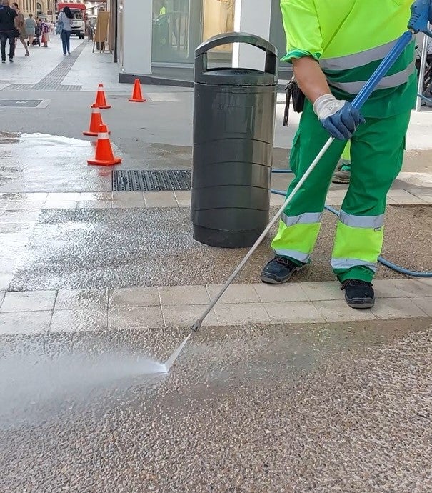El Ayuntamiento refuerza la limpieza tras las fiestas de San Lorenzo El Ayuntamiento refuerza la limpieza tras las fiestas de San Lorenzo