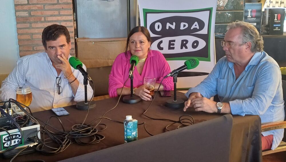 Ricardo Chamorro, Fátima de la Flor y Sito Cantero durante la tertulia taurina