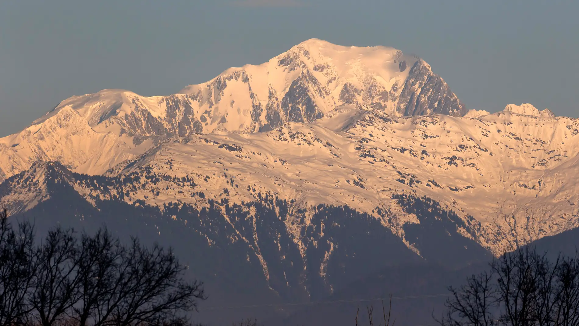 Mueren dos alpinistas españoles cuando escalaban en el macizo del Mont-Blanc Mueren dos alpinistas españoles cuando escalaban en el macizo del Mont-Blanc