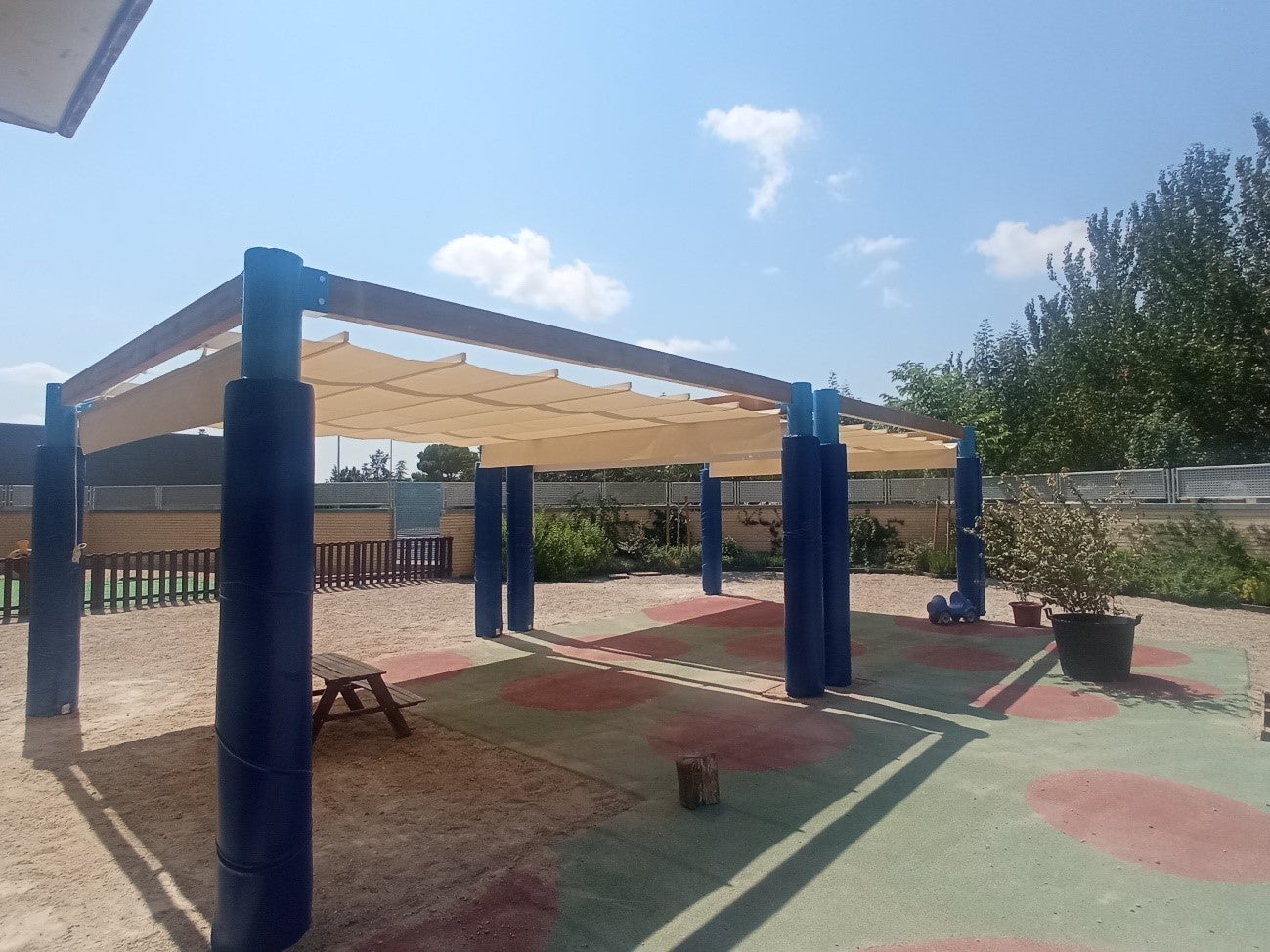 Tres nuevas pérgolas garantizan la sombra en la guardería de Las Pajaritas Tres nuevas pérgolas garantizan la sombra en la guardería de Las Pajaritas