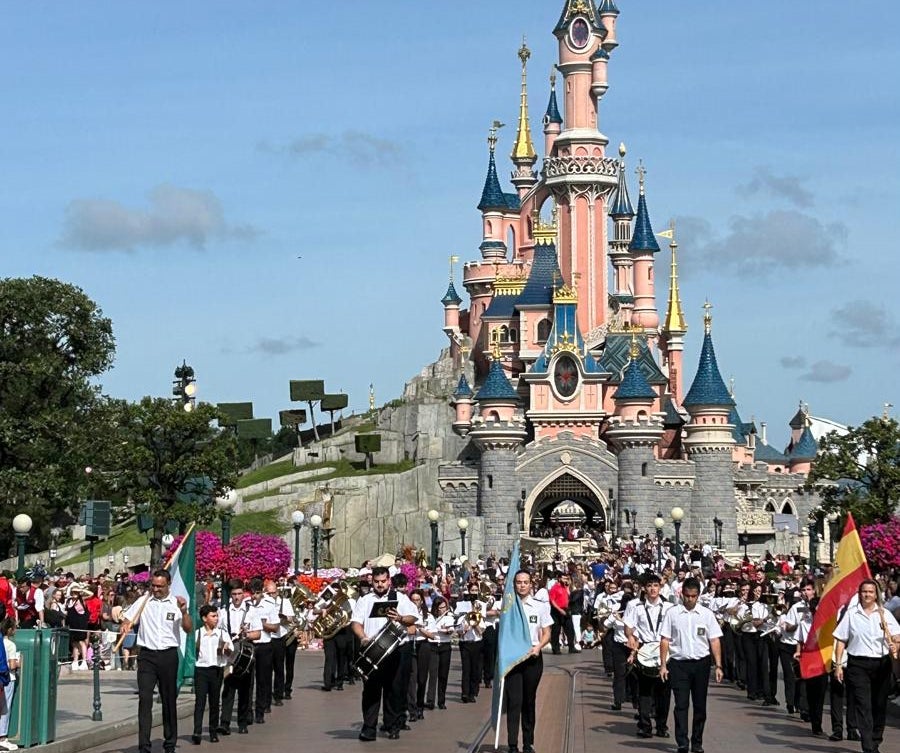 El inolvidable pasacalles por Disneyland París de la banda de Hinojosa El inolvidable pasacalles por Disneyland París de la banda de Hinojosa