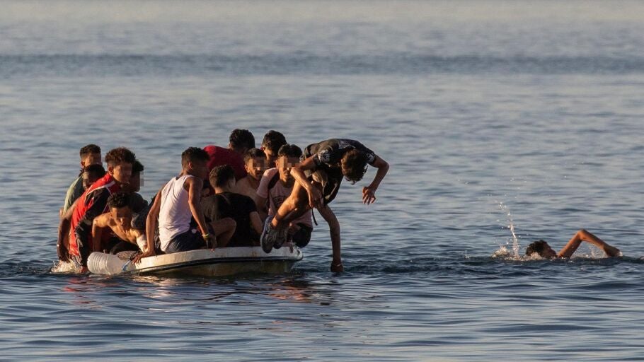 Imagen de archivo de varios menores migrantes lanz&aacute;ndose al agua para alcanzar la playa ceut&iacute; de El Tarajal.