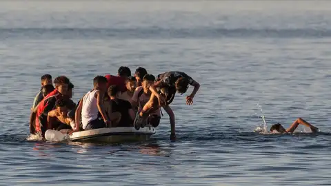 Imagen de archivo de varios menores migrantes lanzándose al agua para alcanzar la playa ceutí de El Tarajal. Imagen de archivo de varios menores migrantes lanzándose al agua para alcanzar la playa ceutí de El Tarajal.