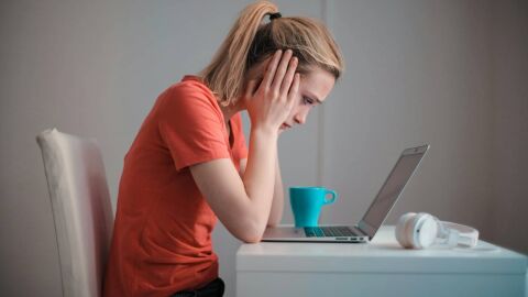 Una mujer frente a un ordenador port&aacute;til