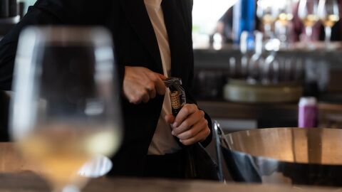 Trabajador en un establecimiento de restauraci&oacute;n.
