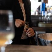 Trabajador en un establecimiento de restauración.
