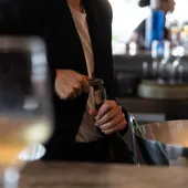 Trabajador en un establecimiento de restauración. Trabajador en un establecimiento de restauración.