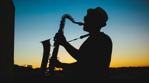 Un hombre tocando el saxof&oacute;n
