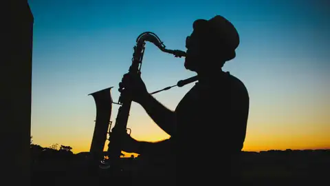Un hombre tocando el saxofón Un hombre tocando el saxofón