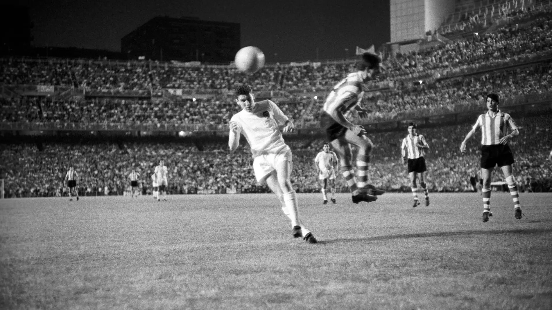 Paquito (i), del Valencia, remata de cabeza ante los defensas del Atlético de Bilbao, durante la final de la Copa del Generalísimo disputada en el Santiago Bernabéu. Paquito (i), del Valencia, remata de cabeza ante los defensas del Atlético de Bilbao, durante la final de la Copa del Generalísimo disputada en el Santiago Bernabéu.