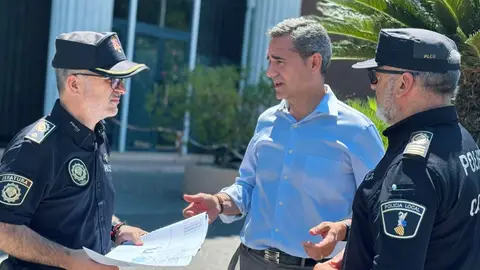 El concejal de Seguridad, Antonio Ortolá, junto a dos agentes de la Policía Local de Castellón El concejal de Seguridad, Antonio Ortolá, junto a dos agentes de la Policía Local de Castellón