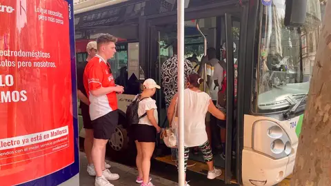 Pasajeros subiendo a un autobús de la EMT de Palma. Pasajeros subiendo a un autobús de la EMT de Palma.