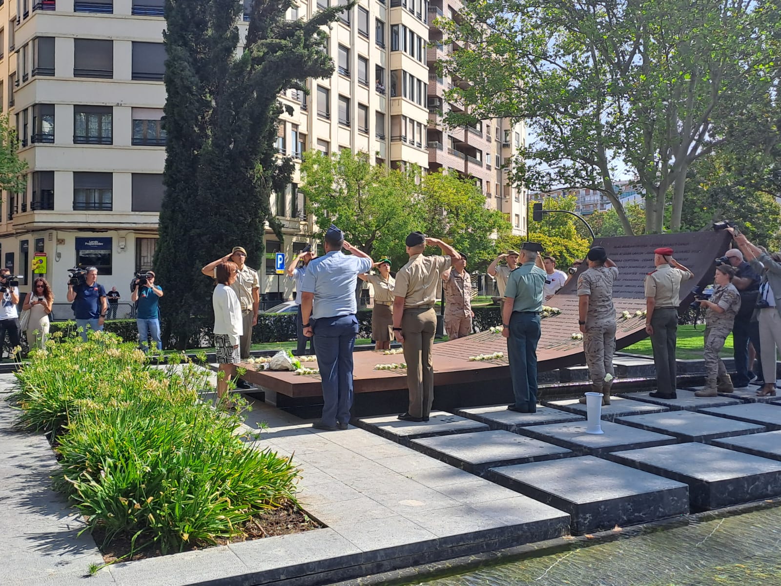 Margarita Robles preside el homenaje a los fallecidos en el accidente del Yak-42 en Zaragoza Margarita Robles preside el homenaje a los fallecidos en el accidente del Yak-42 en Zaragoza