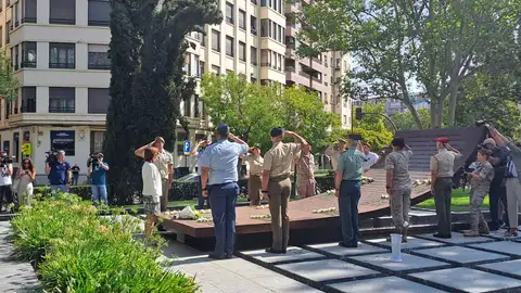 Margarita Robles preside el homenaje a los fallecidos en el accidente del Yak-42 en Zaragoza Margarita Robles preside el homenaje a los fallecidos en el accidente del Yak-42 en Zaragoza