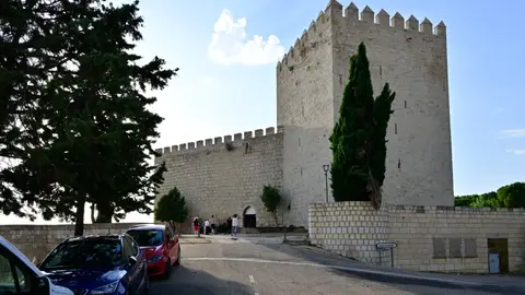 Adjudicada la obra de refuerzo del firme de la carretera PP-4107 que da acceso al Castillo de Monzón .