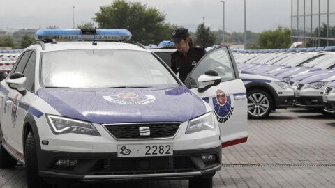 Imagen de archivo de una agente de la ertzaintza entrando en su veh&iacute;culo policial.