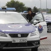 Imagen de archivo de una agente de la ertzaintza entrando en su vehículo policial.