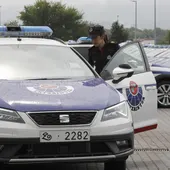 Imagen de archivo de una agente de la ertzaintza entrando en su vehículo policial. Imagen de archivo de una agente de la ertzaintza entrando en su vehículo policial.