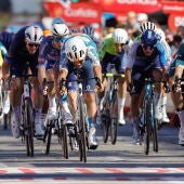 El ciclista checo del DSM Pavel Bittner (c) logra su victoria en la quinta etapa de la Vuelta a España que discurre este miércoles entre Fuente del Maestre (Badajoz) y Sevilla sobre un recorrido de 177 kilómetros. EFE/ Javier Lizón