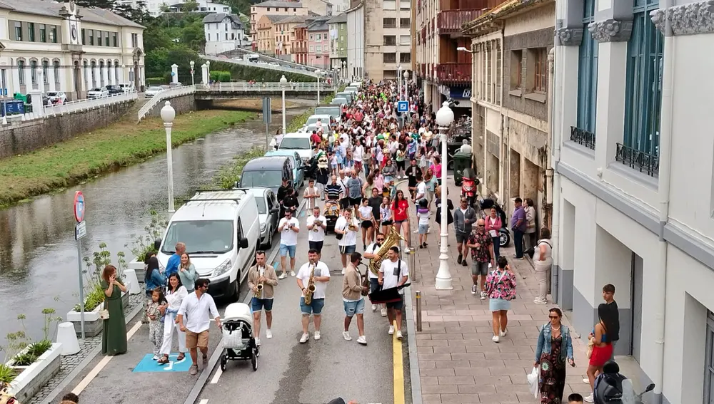 Las charangas y grupos recorriendo las calles de Luarca junto a los cabezudos. Las charangas y grupos recorriendo las calles de Luarca junto a los cabezudos.