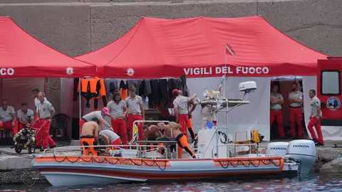 Los rescatistas italianos regresan al puerto de Porticello en un día de búsqueda de los turistas desaparecidos tras el naufragio del yate en Sicilia. Los rescatistas italianos regresan al puerto de Porticello en un día de búsqueda de los turistas desaparecidos tras el naufragio del yate en Sicilia.