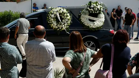 El coche fúnebre traslada el féretro con los restos mortales del pequeño Mateo, el niño de 11 años que fue asesinado el pasado domingo mientras jugaba al fútbol con unos amigos, al cementerio de la localidad. EFE/ Chema Moya El coche fúnebre traslada el féretro con los restos mortales del pequeño Mateo, el niño de 11 años que fue asesinado el pasado domingo mientras jugaba al fútbol con unos amigos, al cementerio de la localidad. EFE/ Chema Moya