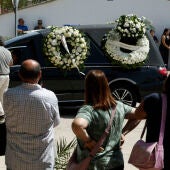 El coche fúnebre traslada el féretro con los restos mortales del pequeño Mateo, el niño de 11 años que fue asesinado el pasado domingo mientras jugaba al fútbol con unos amigos, al cementerio de la localidad. EFE/ Chema Moya
