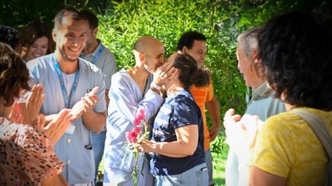 Pilar y Carlos se besan tras su 'boda expr&eacute;s' en el Gregorio Mara&ntilde;&oacute;n.