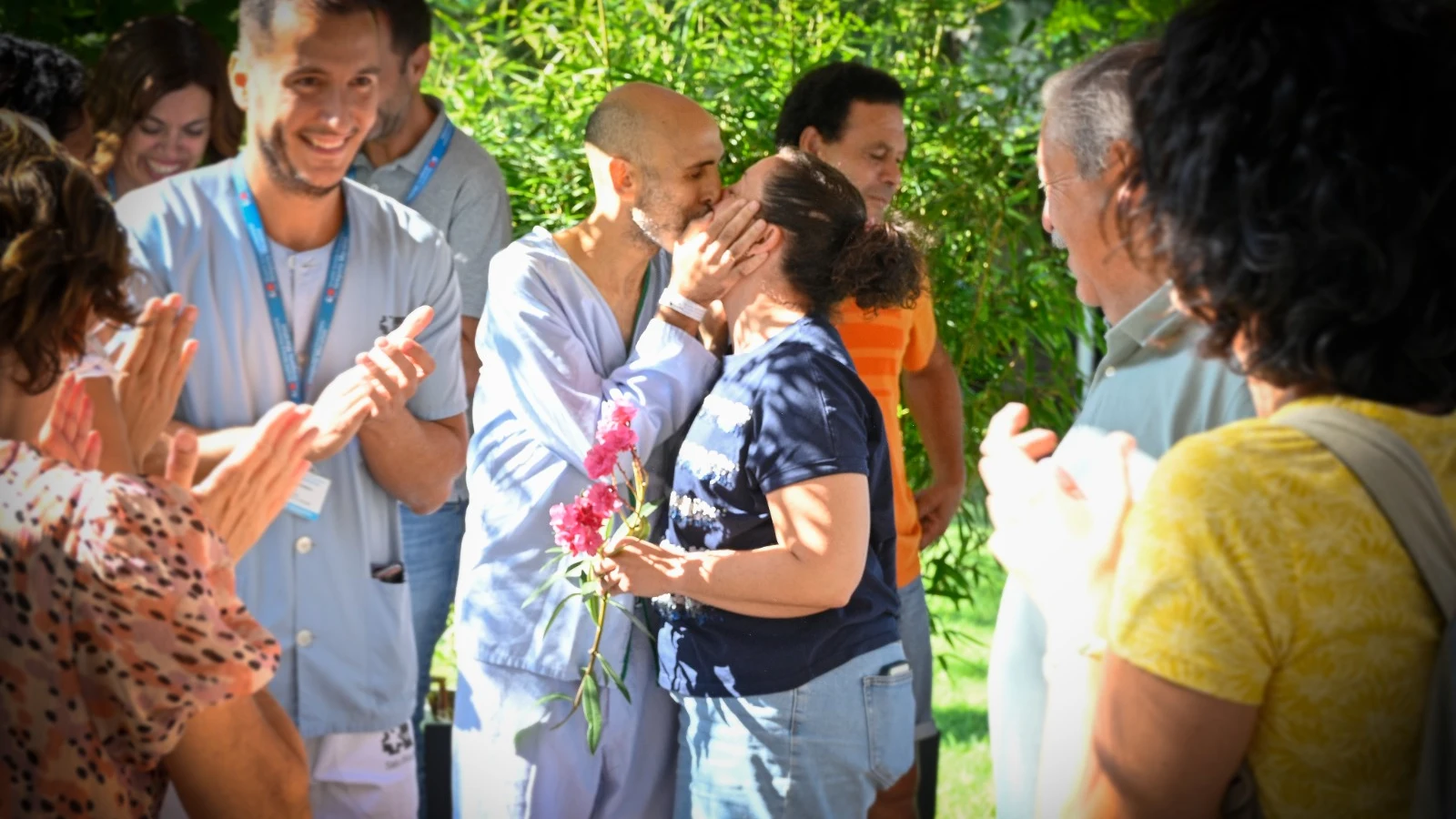 Pilar y Carlos se besan tras su 'boda exprés' en el Gregorio Marañón. Pilar y Carlos se besan tras su 'boda exprés' en el Gregorio Marañón.