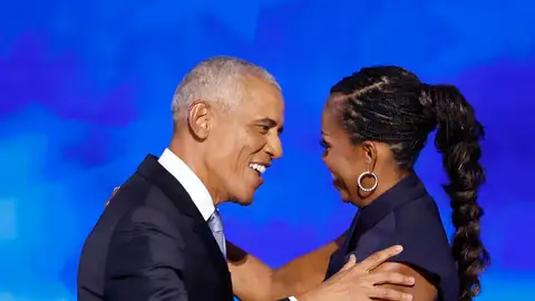 El expresidente estadounidense Barack Obama saluda a su esposa y exprimera dama de EE.UU. Michelle Obama. El expresidente estadounidense Barack Obama saluda a su esposa y exprimera dama de EE.UU. Michelle Obama.