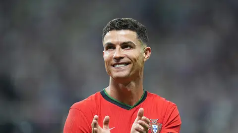 Cristiano Ronaldo se ríe y aplaude con las manos después de la victoria en el partido de octavos de final de la UEFA Euro 2024 entre Portugal y Eslovenia en la Frankfurt Arena. Foto: Uwe Anspach/dpa Cristiano Ronaldo se ríe y aplaude con las manos después de la victoria en el partido de octavos de final de la UEFA Euro 2024 entre Portugal y Eslovenia en la Frankfurt Arena. Foto: Uwe Anspach/dpa