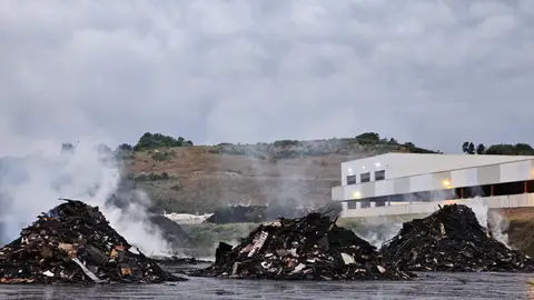 Incendio en las instalaciones de Serín de Cogersa, en la zona de acopio de residuos voluminosos. Incendio COGERSA