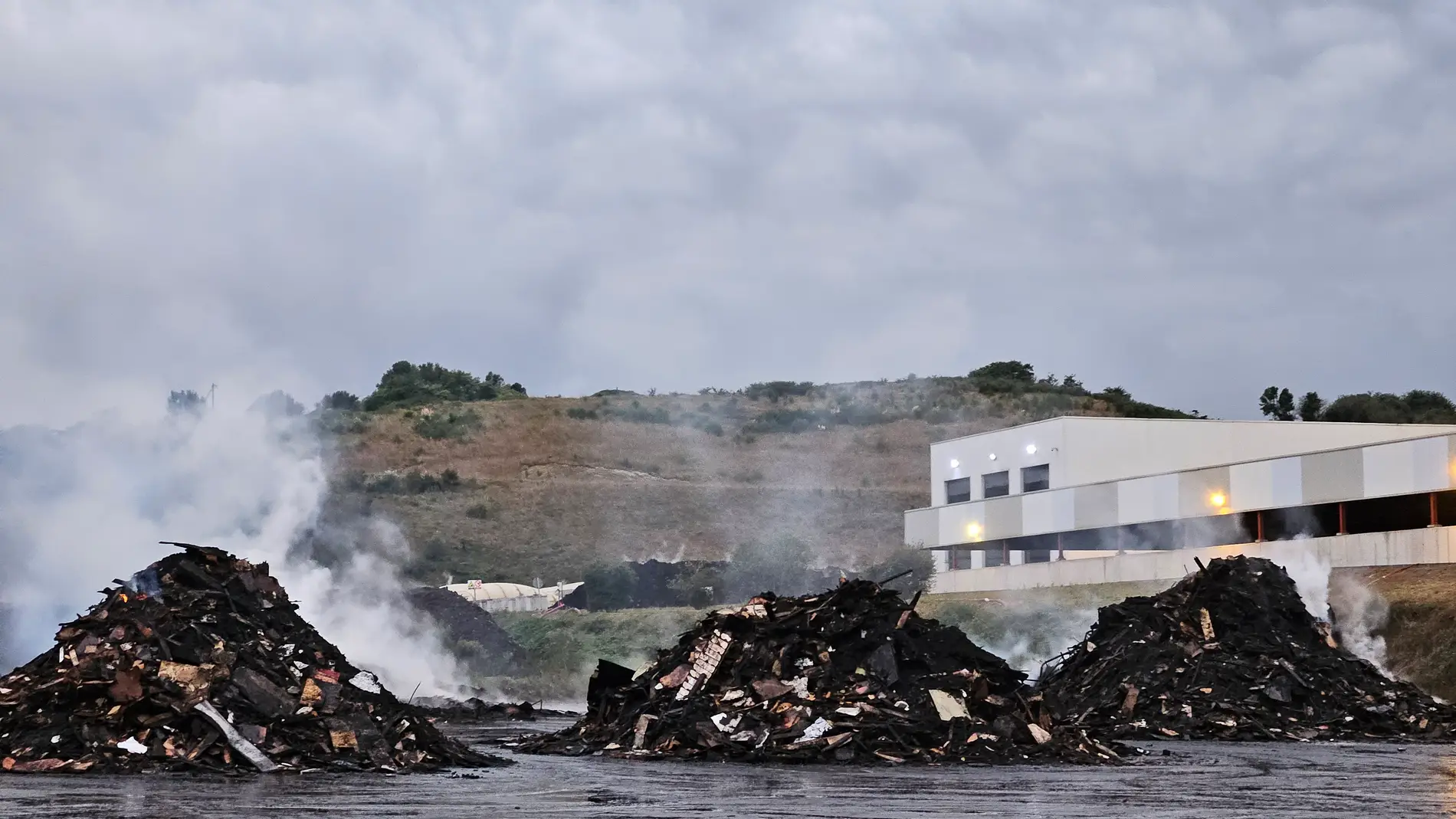 Incendio en las instalaciones de Serín de Cogersa, en la zona de acopio de residuos voluminosos. Incendio en las instalaciones de Serín de Cogersa, en la zona de acopio de residuos voluminosos.