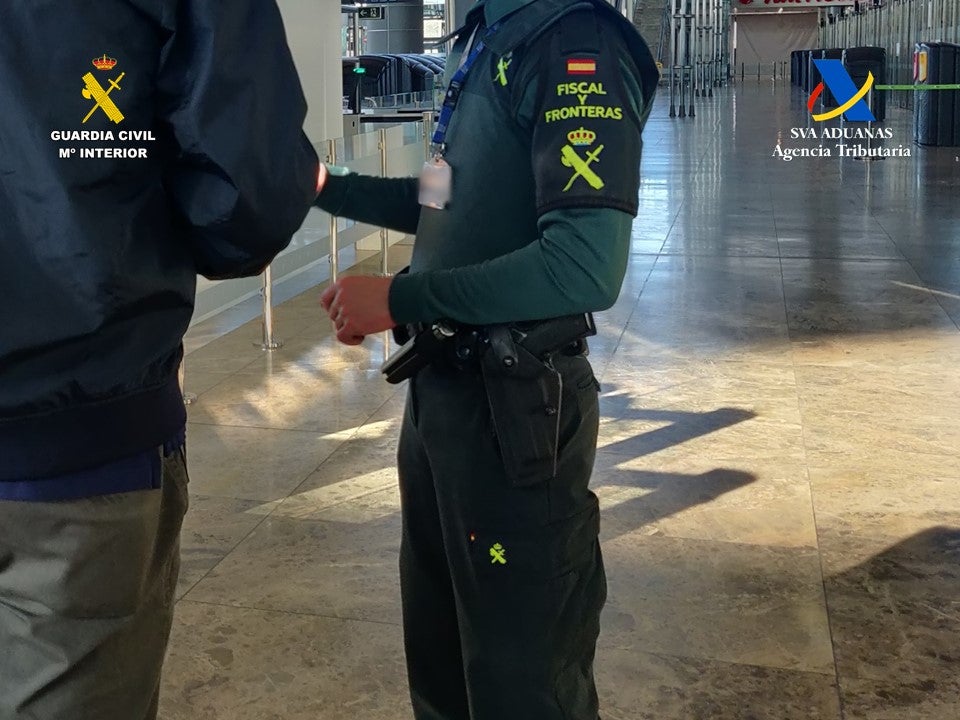 La llegada al aeropuerto de El Altet de Elche de un paquete con cocaína lleva desarticular un grupo que la traía desde Sudamérica La llegada al aeropuerto de El Altet de Elche de un paquete con cocaína lleva desarticular un grupo que la traía desde Sudamérica
