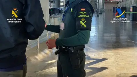 Agentes de la Guardia Civil en el Aeropuerto Alicante-Elche 'Miguel Hernández'. Agentes de la Guardia Civil en el Aeropuerto Alicante-Elche 'Miguel Hernández'.