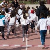 Niños corren en el patio de un colegio