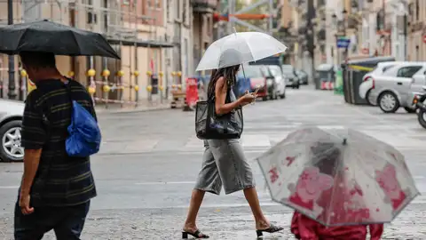 Personas pasean con paraguas. Personas pasean con paraguas.