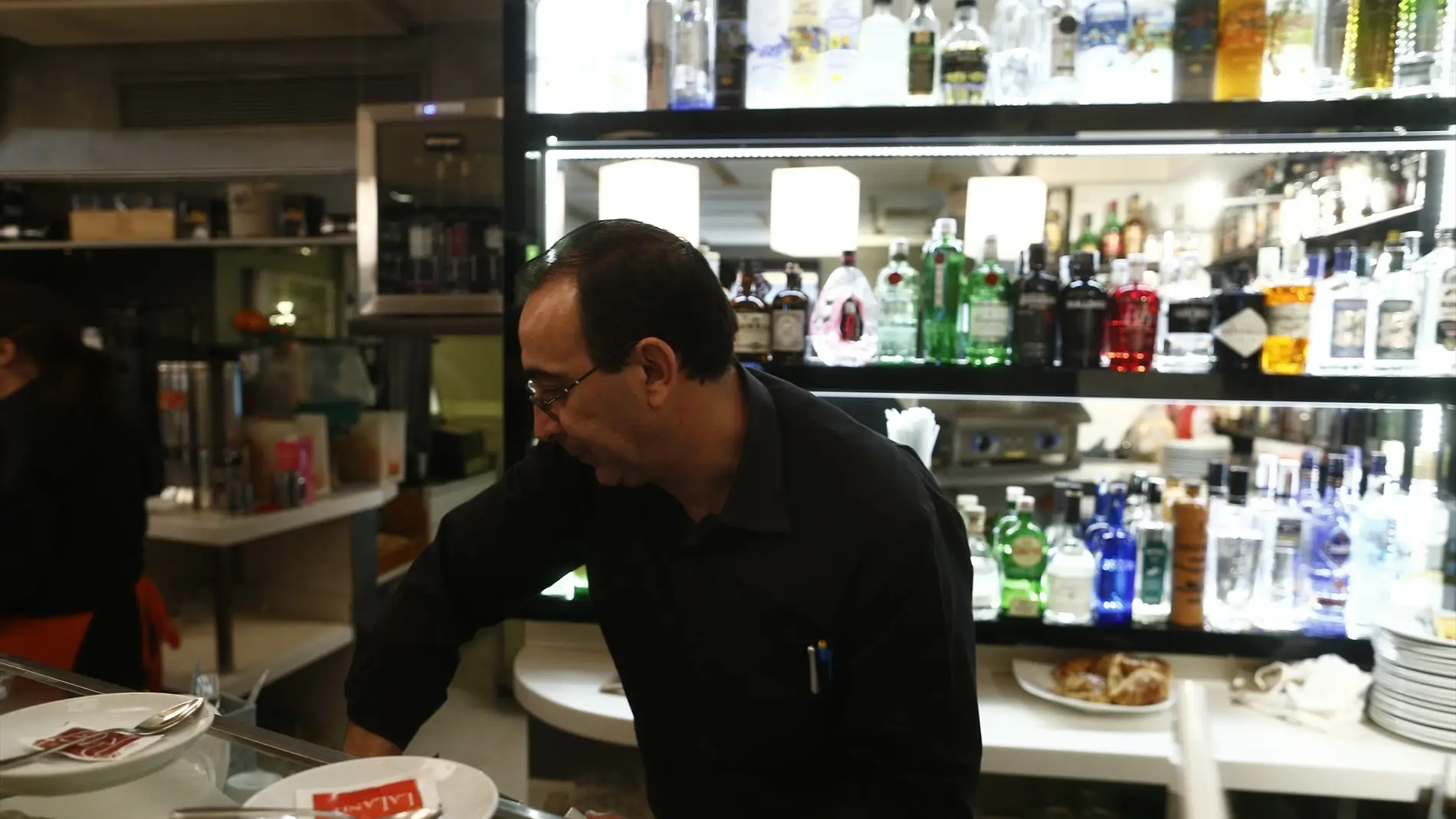 Camarero trabajando en la barra de un bar Camarero trabajando en la barra de un bar